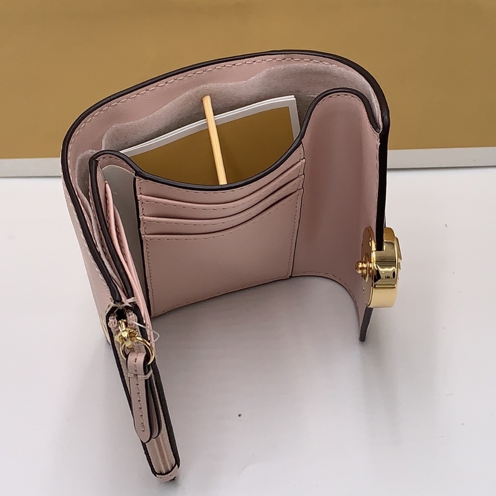 MICHAEL KORS
Carmen Medium Faux Leather Wallet
POWDER BLUSH COLOR - Picture 9 of 11